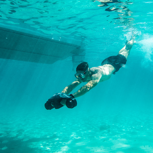 a man under crystalline waters using the Jobe Infinity Seascooter
